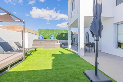 Jardín al aire libre en Modern house with sea views, pool and a chillout terrace