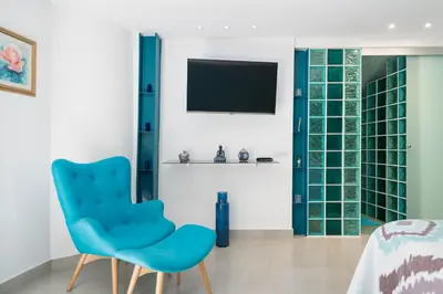 Una televisión o centro de entretenimiento en Grand Appartement Bungalow de Luxe avec Patio