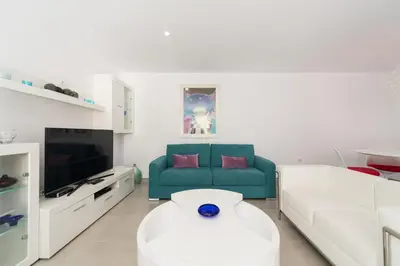 Una televisión o centro de entretenimiento en Grand Appartement Bungalow de Luxe avec Patio