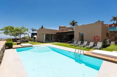 Piscina en o cerca de Premium House with Private Heated Pool and Bbq