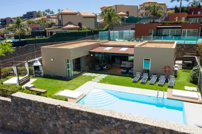 Piscina en o cerca de Premium House with Private Heated Pool and Bbq