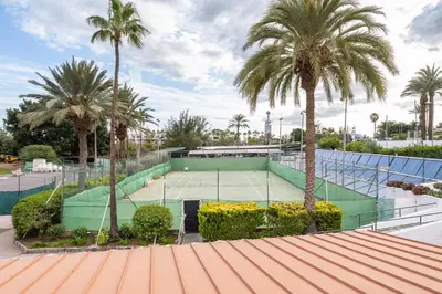 Instalaciones para jugar a tenis o squash en Oasis en San Agustín o alrededores