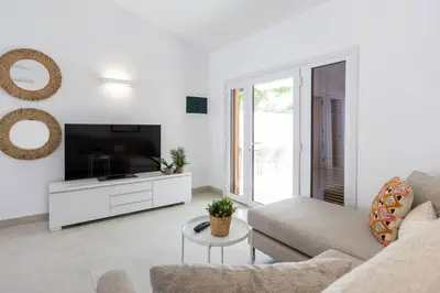 Una televisión o centro de entretenimiento en Bungalow con piscina en Maspalomas LC1