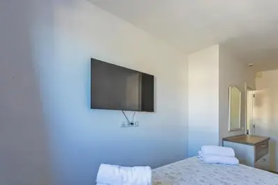 Una televisión o centro de entretenimiento en Apartamento Puerto feliz 3 Serenity