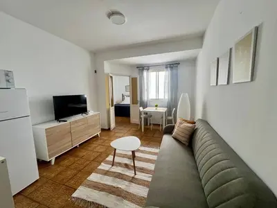 Una televisión o centro de entretenimiento en De La Torre 1