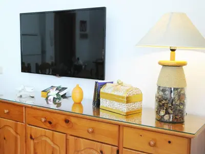Una televisión o centro de entretenimiento en Holiday Home Helles Appartement im Erdgeschoss by Interhome