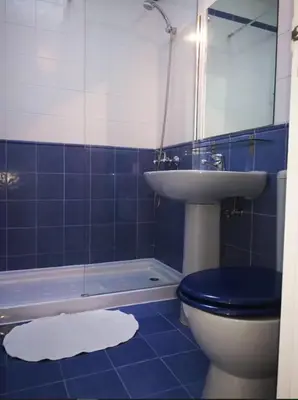 Un baño de DunaFlor Verde Holiday Bungalow