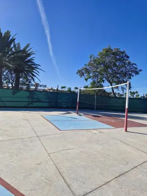 Instalaciones para jugar a tenis o squash en Sonne-Con entrada independiente y Parking- o alrededores