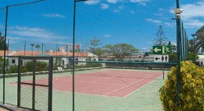 Instalaciones para jugar a tenis o squash en Fantástico Bungalow Santa Clara o alrededores