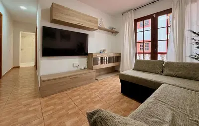 Una televisión o centro de entretenimiento en Click&Guest - Seaside Serenity House
