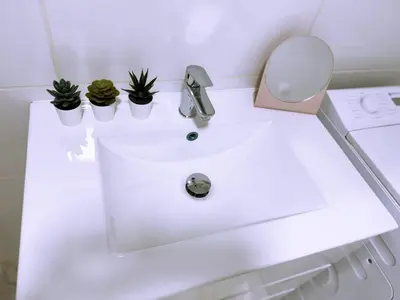 Un baño de Tropical Terraza a la Piscina
