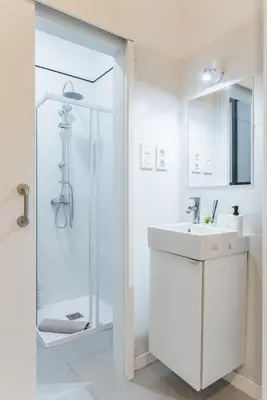 Un baño de Beachside Groundfloor Apartment Las Canteras Shared Rooftop