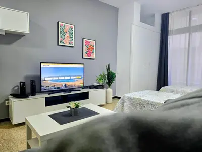 Una televisión o centro de entretenimiento en VV Claramar Playa 1B 