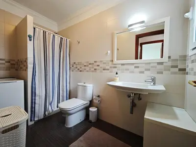 Un baño de Bungalow with great garden, los Tunos