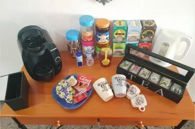 Utensilios para hacer té y café en Apartment Airport