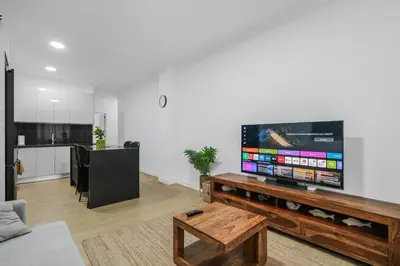 Una televisión o centro de entretenimiento en Canteras Modern 2BR