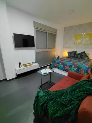 Una televisión o centro de entretenimiento en Apolo Studio