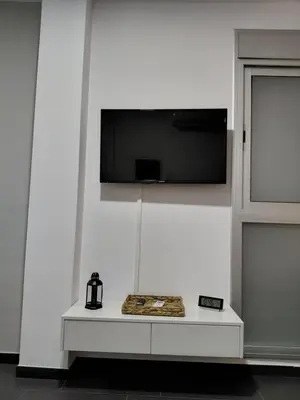 Una televisión o centro de entretenimiento en Apolo Studio