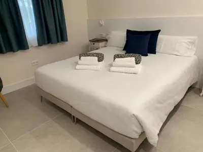 Cama o camas de una habitación en Soleado y tranquilo apartamento