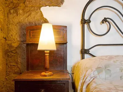 Cama o camas de una habitación en Holiday Home 250 Jahre altes Steinhaus mit zwei Terrassen inmitten einer wunderbaren Naturla by Interhome