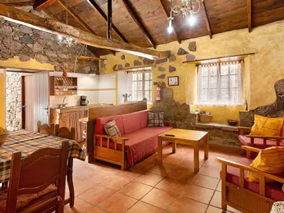 Zona de estar de Holiday Home 250 Jahre altes Steinhaus mit zwei Terrassen inmitten einer wunderbaren Naturla by Interhome