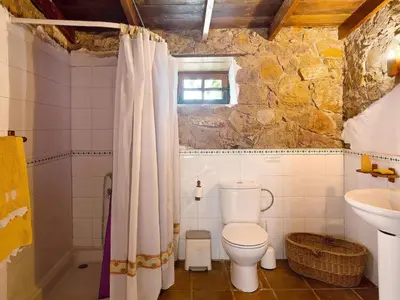 Un baño de Holiday Home 250 Jahre altes Steinhaus mit zwei Terrassen inmitten einer wunderbaren Naturla by Interhome