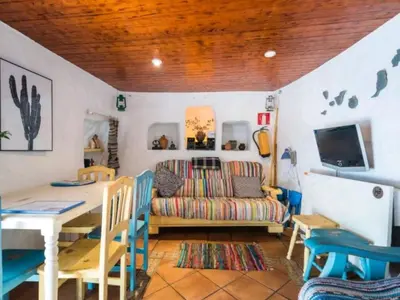 Una televisión o centro de entretenimiento en Holiday Home Höhlenhaus der Stille by Interhome