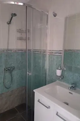 Un baño de Holiday Home K'laya life beach - 4 schlafzimmer- meerblick by Interhome