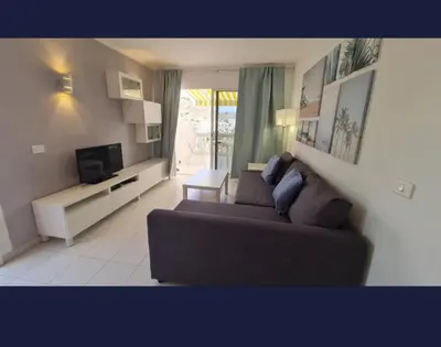 Una televisión o centro de entretenimiento en Ocean view Apartment Schwald