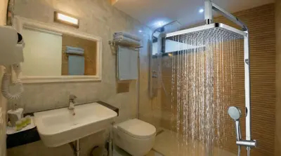 Un baño de VillasRoyale León - heated pool and barrier free access