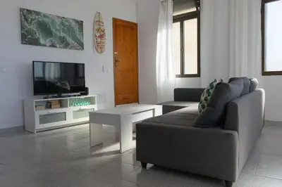 Una televisión o centro de entretenimiento en Apartamento en primera línea de la playa