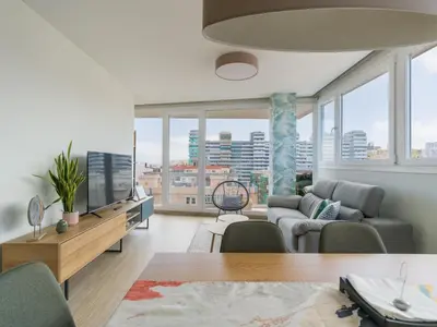 Una televisión o centro de entretenimiento en 3BR Ocean Sunset Suite Las Canteras