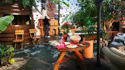 Un restaurante o sitio para comer en La Piedra Viva Agüimes , Siete hermanos