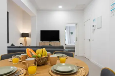 Una televisión o centro de entretenimiento en Bright Apt for 4 Las Canteras - Shared Terrace