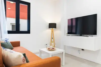 Una televisión o centro de entretenimiento en Calm & Modern Apt for 4 Las Canteras