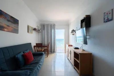 Una televisión o centro de entretenimiento en El Sueño Canario- Beach Front apartment in Las Canteras