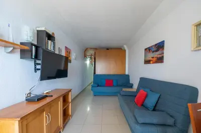 Una televisión o centro de entretenimiento en El Sueño Canario- Beach Front apartment in Las Canteras