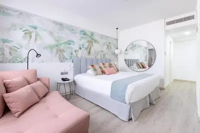 Cama o camas de una habitación en Hotel Cristina by Tigotan Las Palmas - Adults Only