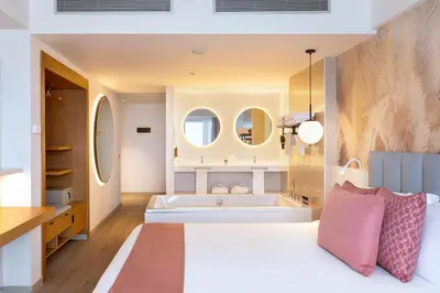 Cama o camas de una habitación en Hotel Cristina by Tigotan Las Palmas - Adults Only