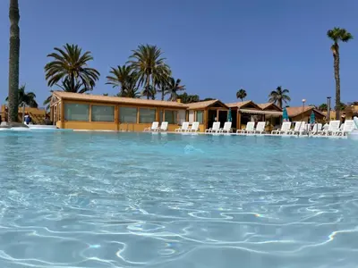 Piscina en o cerca de Bungalows Parque Bali con AIRE ACONDICIONADO