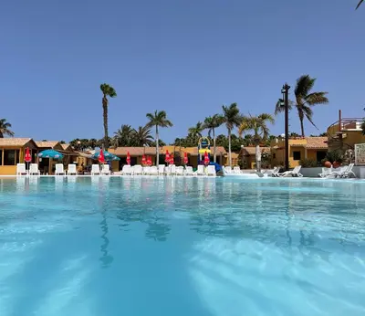 Piscina en o cerca de Bungalows Parque Bali con AIRE ACONDICIONADO