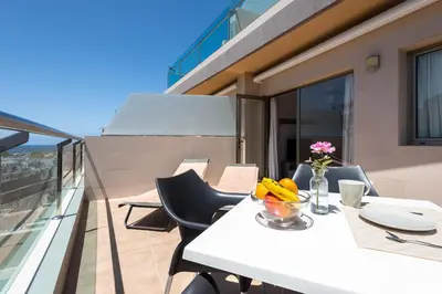 Un balcón o terraza de Apartamentos Las Palmeras