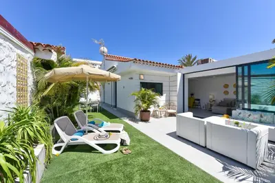 Piscina en o cerca de Cozy bungalow for 6 in Playa del Inglés GD04 by VillaGranCanaria