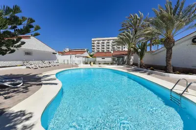 Piscina en o cerca de Cozy bungalow for 6 in Playa del Inglés GD04 by VillaGranCanaria