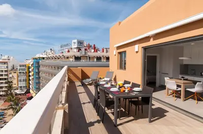 Un balcón o terraza de Apartment Las Canteras Nautilus 8D by VillaGranCanaria