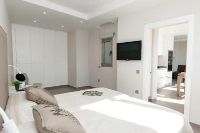 Una televisión o centro de entretenimiento en Apartment Las Canteras Nautilus 8D by VillaGranCanaria