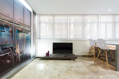 Una televisión o centro de entretenimiento en Suites Garden Loft Dalí