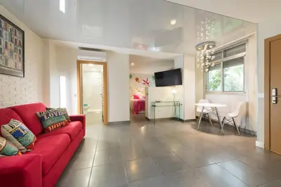 Una televisión o centro de entretenimiento en Suites Garden Loft Velázquez