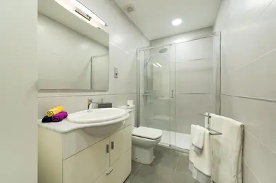 Un baño de Suites Garden Loft Velázquez