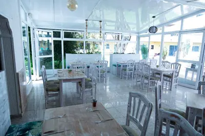 Un restaurante o sitio para comer en Apartamentos Los Tilos